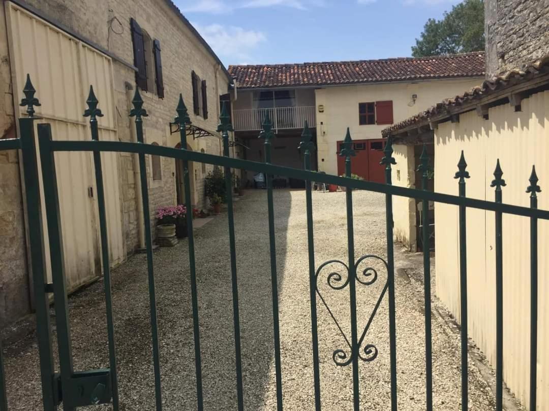オジャック Les Cygnes Noirs Bed & Breakfast エクステリア 写真