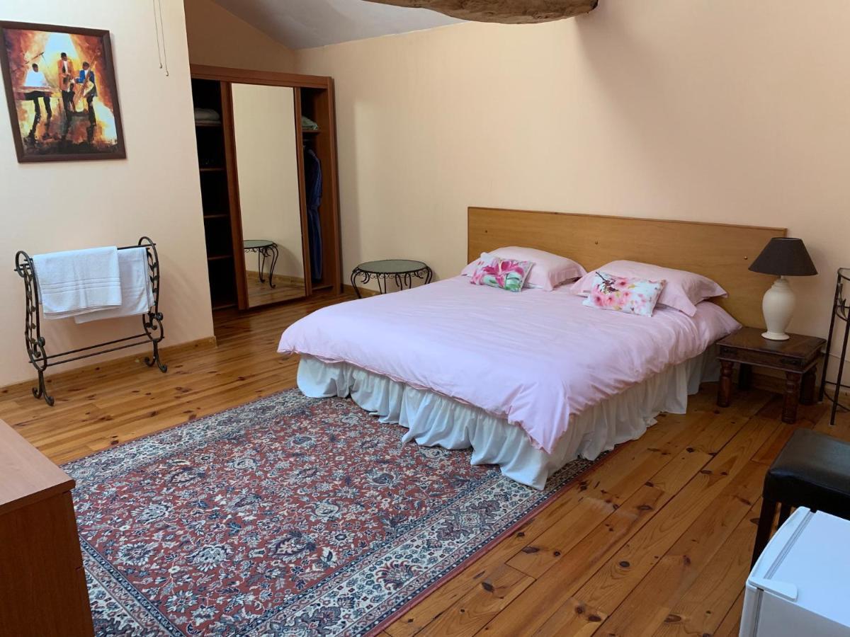 オジャック Les Cygnes Noirs Bed & Breakfast エクステリア 写真